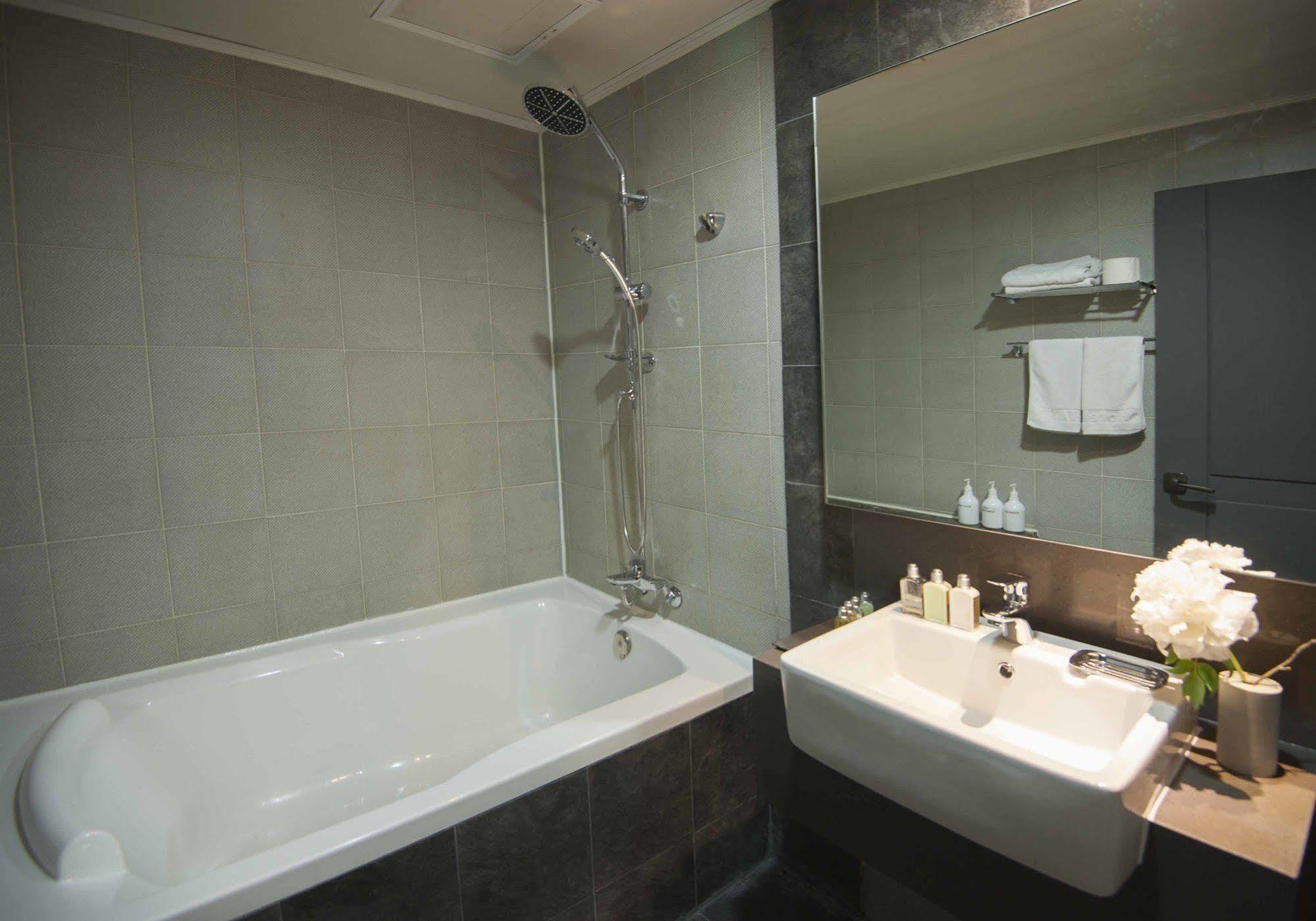 Hotel Tate ซูวอน ภายนอก รูปภาพ